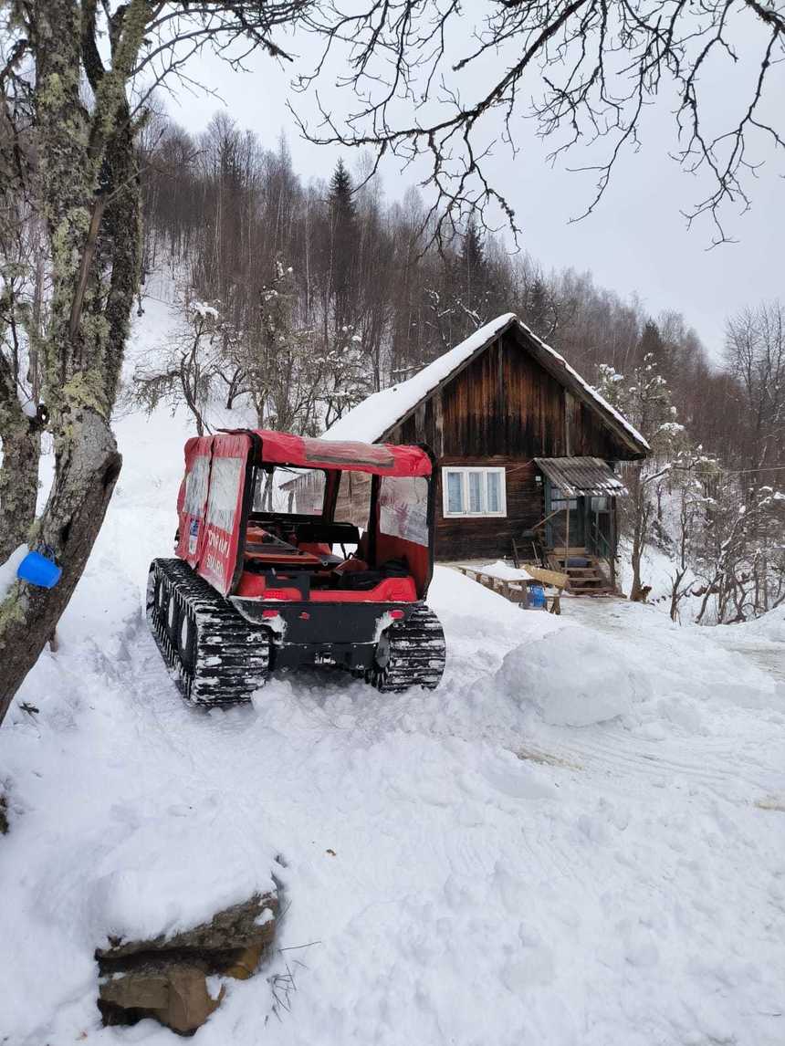 UPDATE Alba: A doua intervenţie cu şenilata, duminică, la un pacient la care nu putea ajunge la ambulanţă. Pe un drum comunal, patru maşini au rămas blocate în zăpadă / Echipajul de la ISU Alba a preluat pacientul - VIDEO
