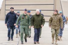 Conducerea MApN, vizită la Baza 57 Aeriană Mihail Kogălniceanu - Tîlvăr şi Petrescu au discutat despre condiţiile de muncă, proiectele de modernizare a infrastructurii şi starea tehnicii şi echipamentelor din dotare

