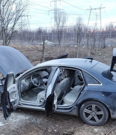 Femeia sechestrată în portbagaj – Operatorul 112 povesteşte că a auzit cele mai răvăşitoare cuvinte: Mi-e frică că o să mă omoare / A dat foc la maşină / Unul dintre agenţii care au găsit maşina în flăcări compară imaginea cu una dintr-un film de groază