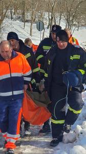 Hunedoara: Bărbat cu afecţiuni respiratorii grave, transportat de salvatori mai mult de un kilometru pe jos, din cauza drumului plin de zăpadă şi gheaţă - FOTO