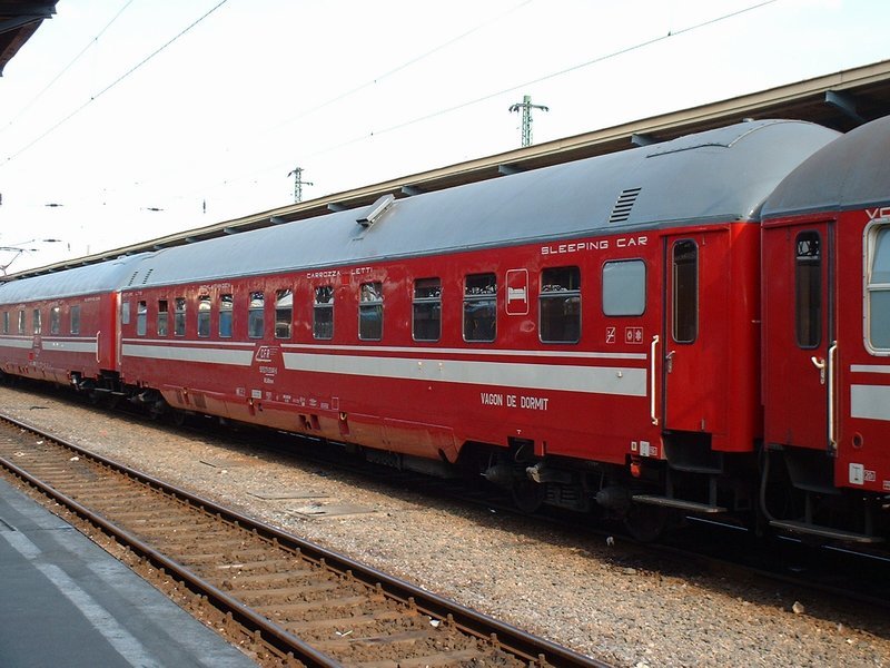 Mai multe trenuri de călători care circulă pe ruta Sighişoara-Braşov au întârzieri, din cauza unei şine rupte