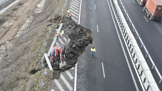 Grindeanu, despre lucrările la autostrada Sebeş-Turda, ruptă în urma unei alunecări de teren: Nu avem foarte multe experienţe care să ne facă să nu urmărim foarte atent modul în care constructorul îşi face treaba