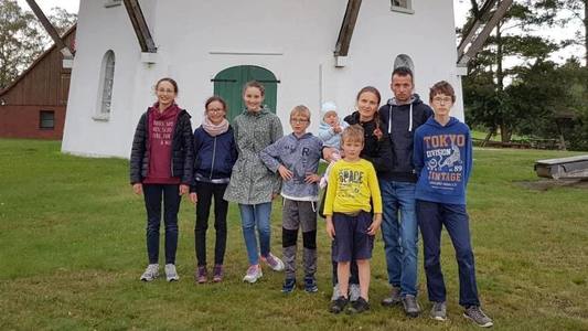 UPDATE - Firea, despre cazul soţilor Furdui ai căror copii au fost luaţi de Protecţia Copilului în Germania în 2021: Ultimul dintre cei şapte copii ai familiei va reveni şi ea acasă / Precizările MAE