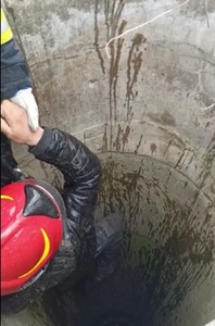 Dolj: Bărbat de 66 de ani, salvat de pompieri după ce a căzut într-o fântână adâncă de zece metri - VIDEO