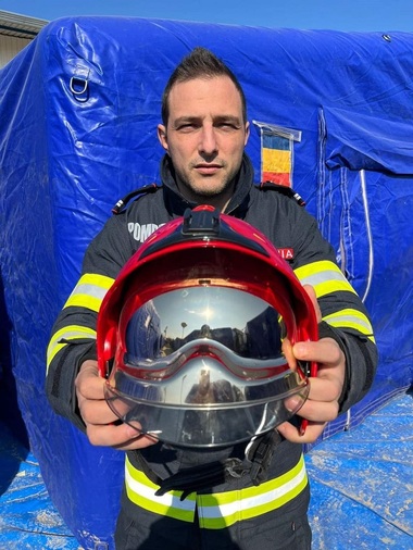 Povestea „bărbatului cu casca roşie”/ Aşa a fost supranumit lt Bogdan Toma de fratele unui bărbat scos de sub ruine / Toma: „Am fost primul care i-a ieşit în cale, m-a îmbrăţişat, i-a rămas culoarea întipărită în minte, „casca roşie” este întreaga echipă