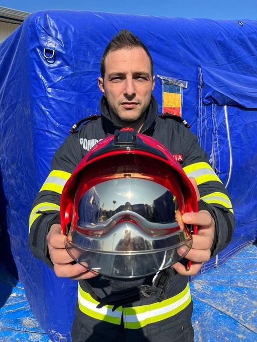 Povestea „bărbatului cu casca roşie”/ Aşa a fost supranumit lt Bogdan Toma de fratele unui bărbat scos de sub ruine / Toma: „Am fost primul care i-a ieşit în cale, m-a îmbrăţişat, i-a rămas culoarea întipărită în minte, „casca roşie” este întreaga echipă