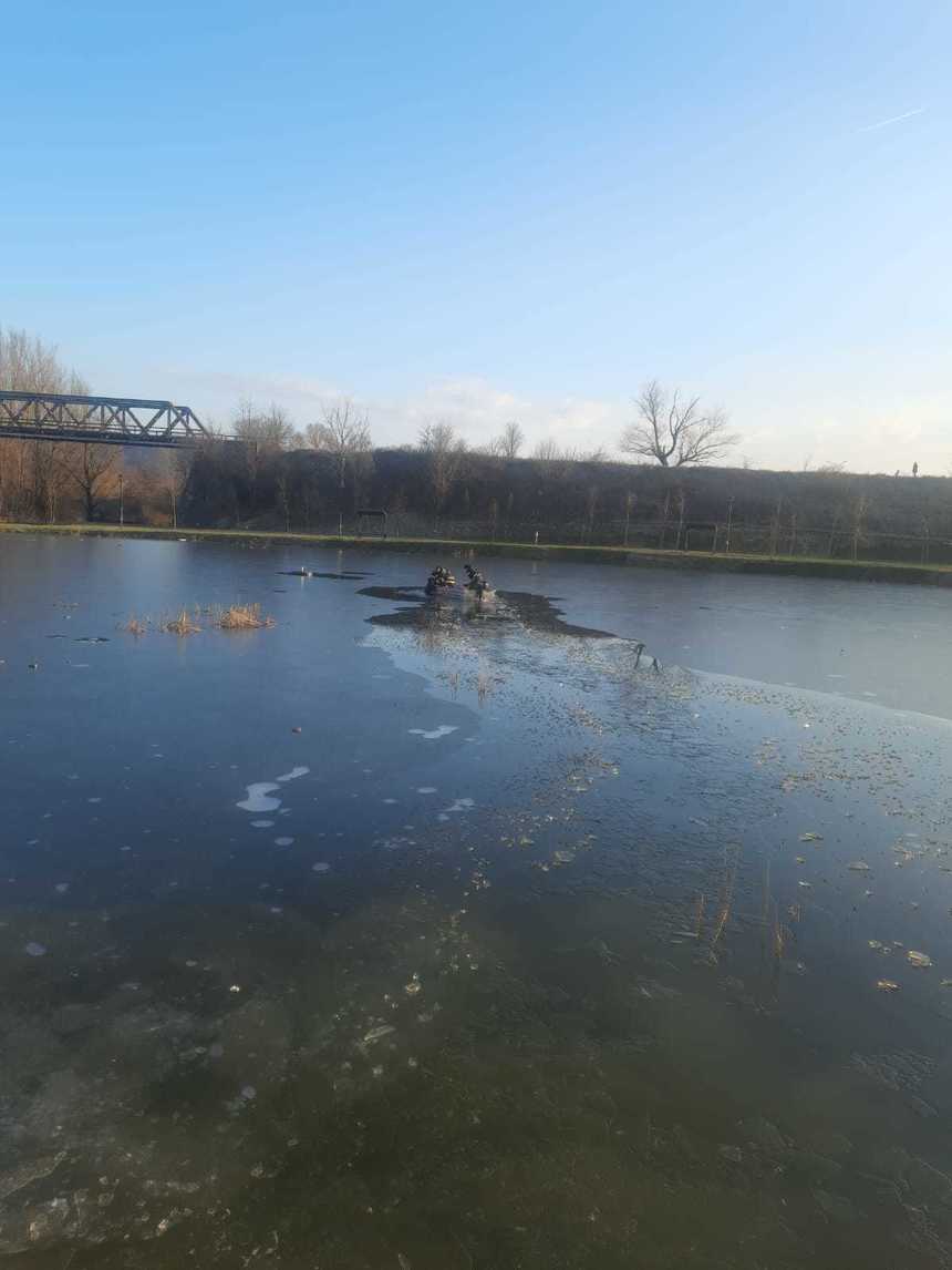 Vâlcea: Doi adolescenţi, salvaţi din apele râului Olt, după ce gheaţa s-a rupt sub ei - VIDEO