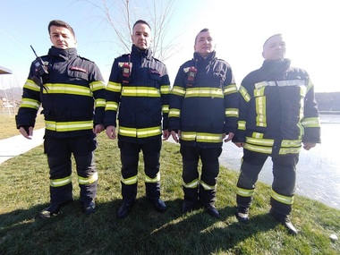 Mărturiile salvatorilor care au scos doi copii din apa unui lac îngheţat din Vâlcea - Într-un minut de când am lansat barca, am ajuns lângă copii, doar atunci ne-am calmat/ Şi noi avem copii, după terminarea intervenţiei ne-am gândit la ei - FOTO, VIDEO


