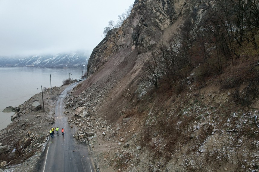 Operaţiune de detonare a rocilor pe Clisura Dunării / Drumul rămâne închis