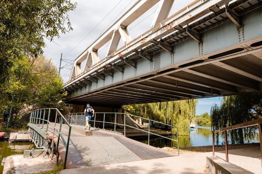 Nicuşor Dan: Am lansat în SEAP procedura de achiziţie pentru construcţia unui pod pietonal mobil lângă podul de cale ferată din Parcul Regele Mihai I pentru traversarea lacului Herăstrău