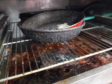 Nereguli constatate de ANPC la cămine pentru vârstnici din Giurgiu / Au fost găsite alimente expirate, gândaci în blocul alimentar, mizerie în camere / Comisarii au dat amenzi de aproape 100.000 de lei - FOTO

