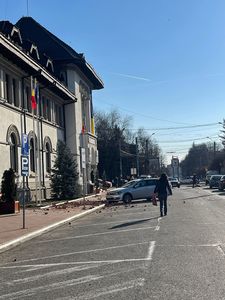 Gorj: Echipe de intervenţie înlătură efectele cutremurului la Primăria Târgu –Jiu / Probleme la mai multe unităţi de învăţământ din oraş, la unele propunându-se interzicerea utilizării unor corpuri de clădire - SITUAŢIA detaliată