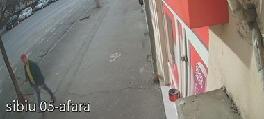 Poliţia Sibiu cere sprijinul populaţiei pentru identificarea unui bărbat care a lovit cu pumnul un adolescent într-o staţie de autobuz din oraş - FOTO