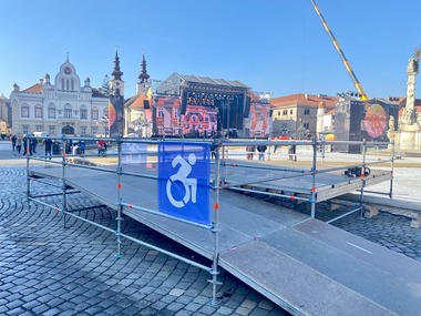Platformă înălţată pentru persoanele cu handicap şi interpretare în limbaj mimico-gestual la evenimentul de deschidere a programului Timişoara Capitală Europeană a Culturii