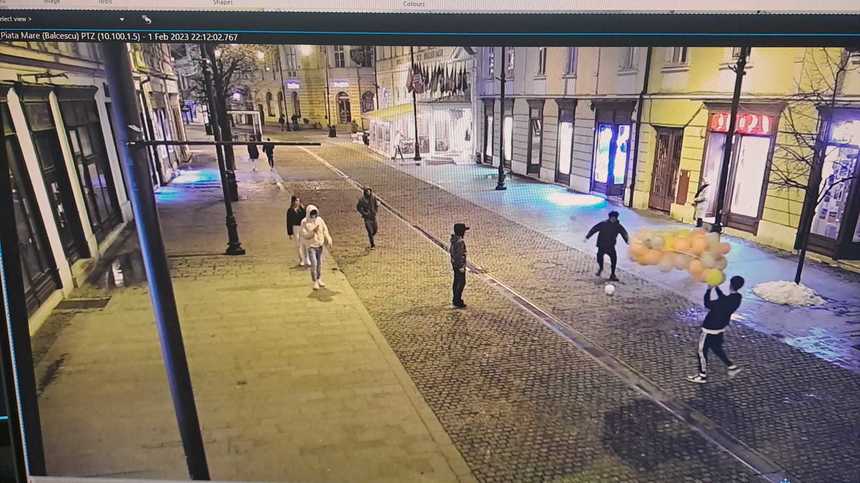 Tineri care au vandalizat mai multe bunuri din centrul Sibiului, identificaţi cu ajutorul camerelor de supraveghere / Şase persoane, acuzate că au distrus două bănci smart şi 9 reflectoare pentru iliminat arhitectural – FOTO/ VIDEO

