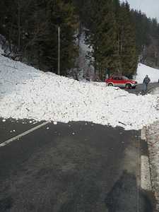 UPDATE - Drum din judeţul Bistriţa-Năsăud, complet blocat / Două avalanşe s-au produs în zonă - FOTO