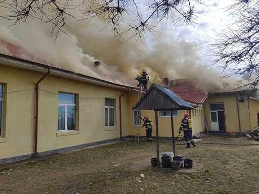 UPDATE - Olt: Incendiu la şcoala din Branişte / Zeci de copii şi angajaţi s-au evacuat / Parte din acoperiş s-a prăbuşit în interior / Cauza incendiului