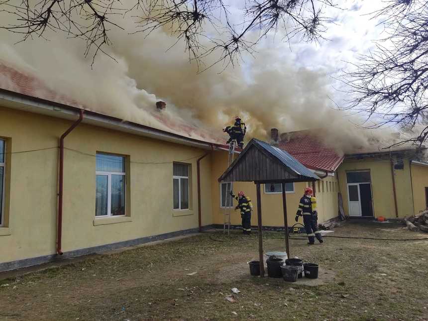 UPDATE - Olt: Incendiu la şcoala din Branişte / Zeci de copii şi angajaţi s-au evacuat / Parte din acoperiş s-a prăbuşit în interior / Cauza incendiului
