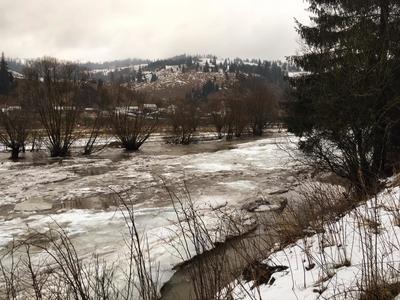 Suceava: Poduri de gheaţă formate pe mai multe râuri / Râul Dorna a ieşit din matcă, inundând terenuri virane - FOTO

