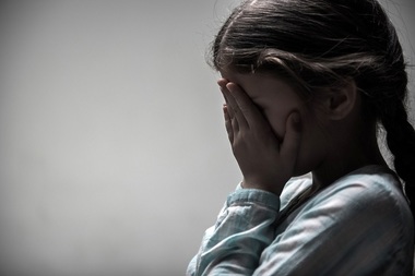 Salvaţi Copiii: 80% dintre dosarele de abuz asupra minorilor, clasate. Organizaţia atrage atenţia că victimele sunt supuse unor noi traume pe timpul anchetelor şi că principala problemă a sistemului e lipsa de personal specializat în lucru cu copii abuzaţi

