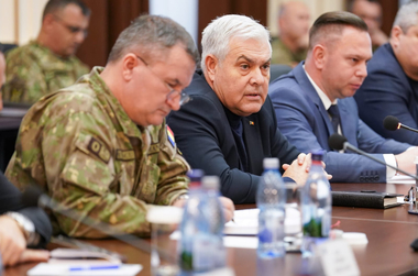 Comisiile reunite de apărare ale Parlamentului, şedinţă la Ministerul Apărării / S-a discutat despre programul de înzestrare, calendarul misiunilor şi situaţia de securitate din zonă
