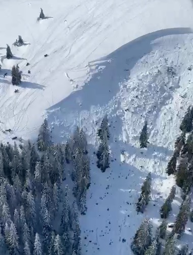 UPDATE - Grup de turişti polonezi, surprins de o avalanşă în Masivul Maramureş / O persoană a murit, alţi trei turişti fiind coborâţi în siguranţă de pe munte - FOTO / VIDEO