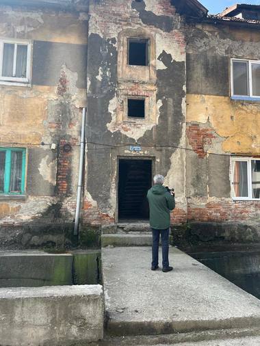 Hunedoara: Construcţii modulare pentru oamenii care urmează să fie evacuaţi din cele 11 imobile din Aninoasa a căror stare avansată de degradare a fost accentuată în urma cutremurelor/ Autorităţile încearcă să îi convingă pe oameni să se mute - FOTO