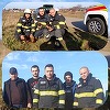 Timiş: Pompierii au salvat doi căţei şi pe mama lor, după ce au căzut într-un canal / Câţiva copii care au urmărit operaţiunea au adoptat imediat animalele
