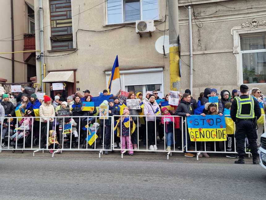 Constanţa: Sute de refugiaţi ucraineni au comemorat un an de la invazia Rusiei printr-un miting în faţa Consulatului Federaţiei Ruse - FOTO