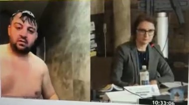 UPDATE - Un consilier local PSD de la Sectorul 1 a intrat în direct în şedinţa de consiliu, în timp ce făcea duş / Consilierul PSD: Tehnica mai joacă feste. Graba din păcate şi-a spus cuvântul! / El a demisionat - VIDEO
