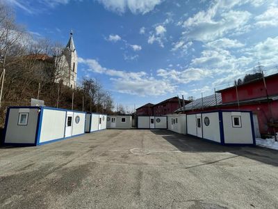 Hunedoara: Au sosit primele containere pentru persoanele care umează să fie evacuate din locuinţele afectate de cutremure, din Aninoasa - FOTO