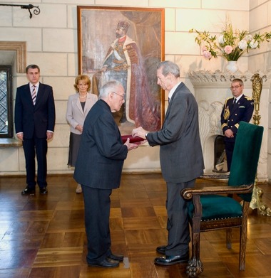 Familia Regală: Mihai Şora a fost unul dintre reperele intelectuale şi civice ale României ultimelor decenii. În anul 2011, a fost distins cu Decoraţia regală Nihil Sine Deo de către Regele Mihai I