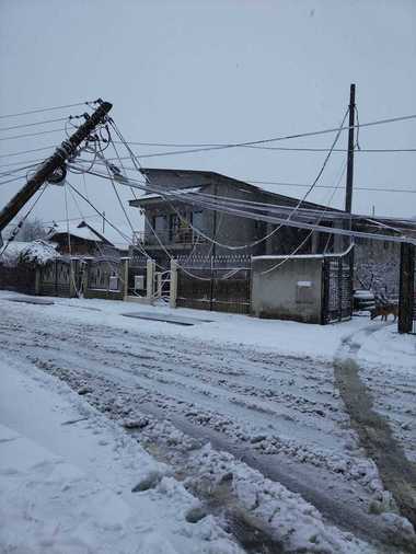 Harghita: Probleme de legate de alimentarea cu energie electrică în mai multe localităţi din judeţ, din cauza rafalelor de vânt
