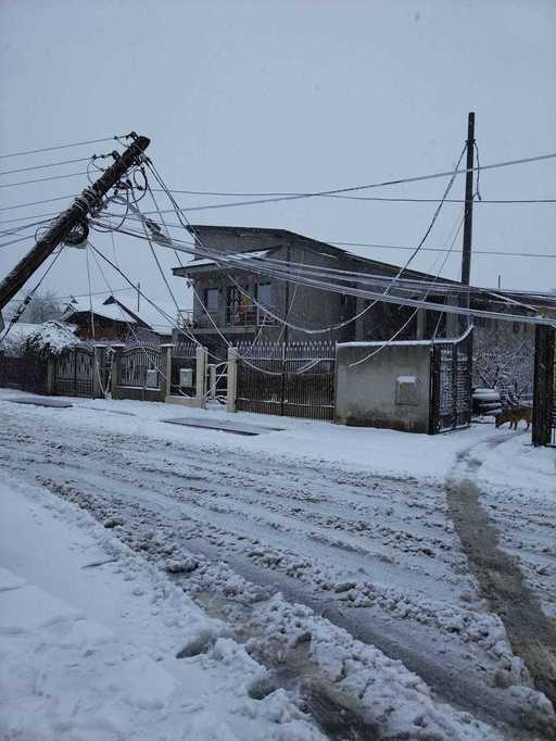 Harghita: Probleme de legate de alimentarea cu energie electrică în mai multe localităţi din judeţ, din cauza rafalelor de vânt
