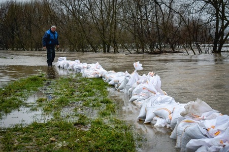 Prefectul de Timiş: Vestea bună e că apele au început să scadă/ Codul roşu de inundaţii a fost prelungit - FOTO
