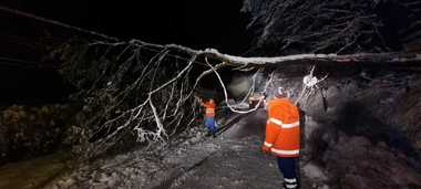 Mii de locuitori din Apuseni, nealimentaţi cu energie / Echipe Electrica lucrează în continuare pentru remedierea defecţiunilor produse de vremea rea - FOTO