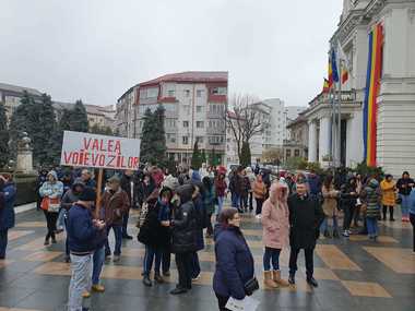 Dâmboviţa: Părinţii de la şcoala unde urmează a fi mutat băiatul de clasa a treia care îşi bate colegii ameninţă că îşi retrag copiii, dacă transferul va fi finalizat - FOTO / VIDEO

