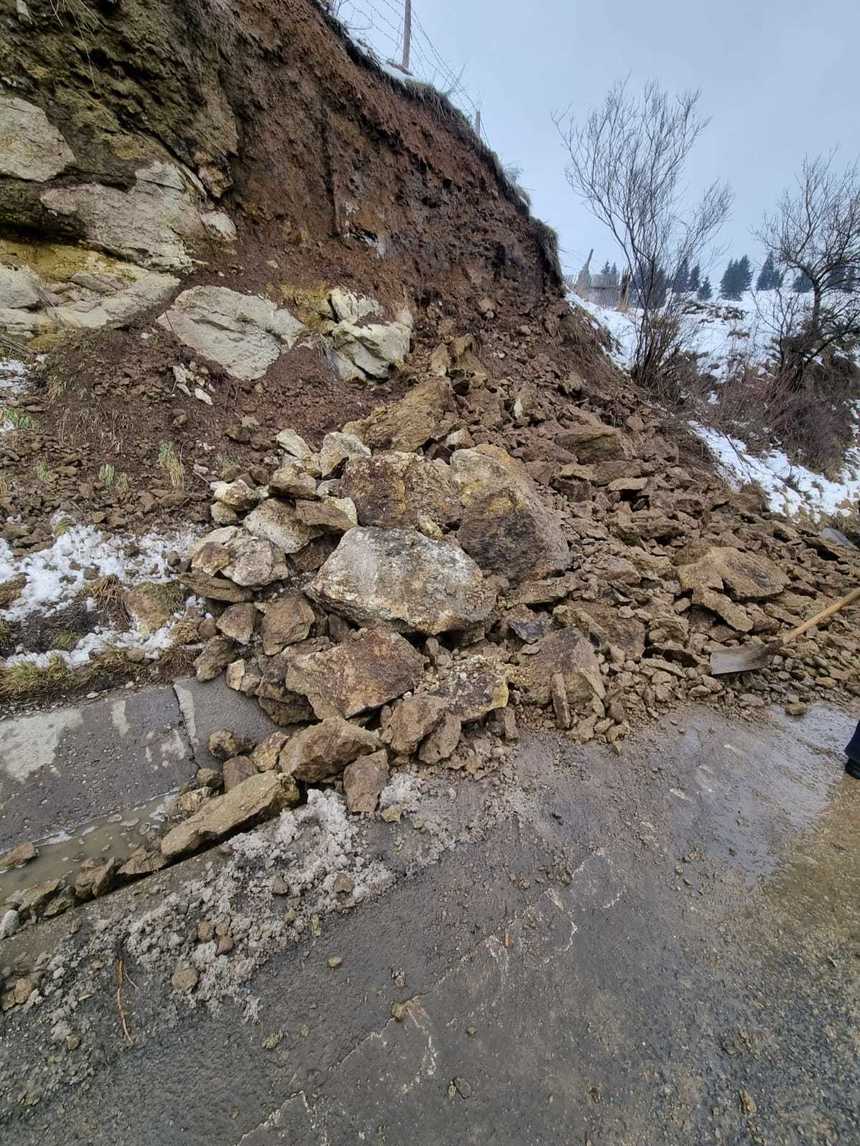 Alunecări de teren pe DN 12, în Harghita, şi pe un drum judeţean din Hunedoara / Nu au fost înregistrate victime