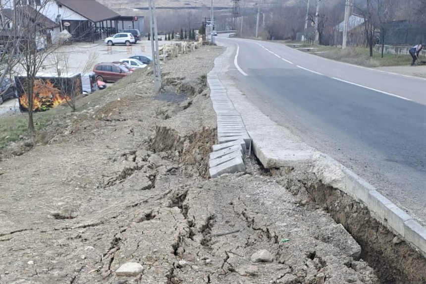 Alunecare de teren pe DN 10 – DRDP Buzău ia în calcul restricţionarea traficului