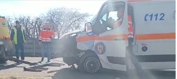 Satu Mare: Trei persoane au fost rănite, după ce o maşină a lovit o Ambulanţă aflată în misiune