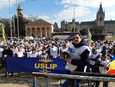Iaşi: 300 de sindicalişti din învăţământ au protestat în faţa Prefecturii, cerând salarii mai mari