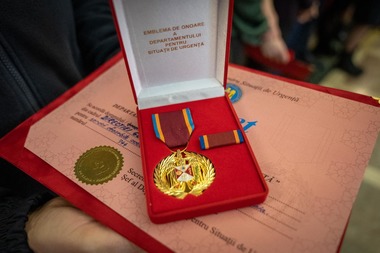 Salvatori din diferite domenii, premiaţi – Bode: Situaţiile de urgenţă din ultimii ani se remarcă prin complexitate, intensitate şi dinamism / Arafat: Dacă am fi vrut să decorăm pe toţi care merită, n-ar fi încăput în sala asta şi alte zece – VIDEO

