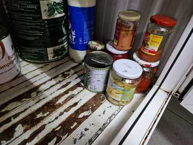 Constanţa: Un restaurant din localitatea Băneasa, închis temporar de Protecţia Consumatorilor după ce au fost găsite alimente expirate şi mizerie 