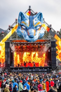 Aproximativ 15.000 de spectatori, la a doua seară la festivalului Massif, care are loc în Poiana Braşov / Autorităţile precizează că nu au fost semnalate incidente „de amploare