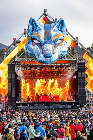 Aproximativ 15.000 de spectatori, la a doua seară la festivalului Massif, care are loc în Poiana Braşov / Autorităţile precizează că nu au fost semnalate incidente „de amploare
