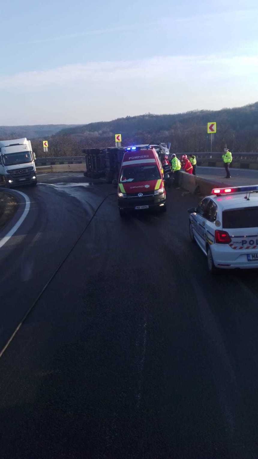 Vâlcea: Trafic complet blocat pe DN 7, după ce un TIR plin cu glucoză s-a răsturnat / Şoferul, evaluat de medici

