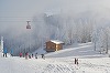 Stratul de zăpadă, refăcut pe pârtiile din Poiana Braşov/ De săptămâna aceasta, scad preţurile pentru transportul pe cablu în staţiune