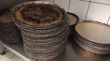 Gândaci vii, tăvi pline de grăsime şi produse expirate, într-o pizzerie din Timişoara / Inspectorii de la Protecţia Consumatorilor au închis restaurantul - FOTO