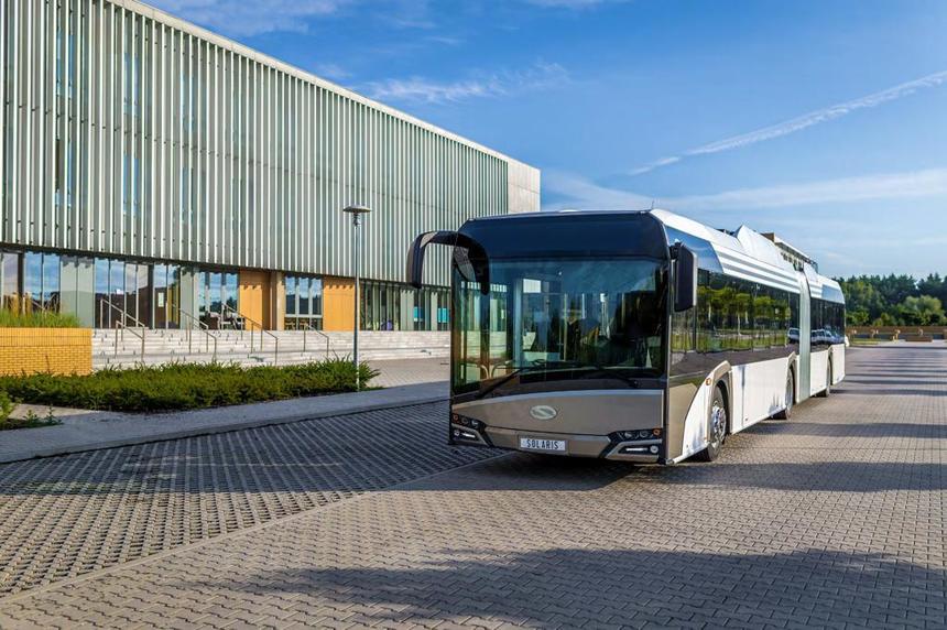 Emil Boc anunţă că municipalitatea cumpără 18 autobuze electrice, care vor face legătura dintre Cluj-Napoca şi Floreşti / Contract în valoare de 16 milioane de euro / Termen de livrare – 12 luni