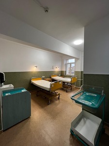 Un medic de la Spitalul Judeţean Arad a renovat din fonduri proprii un salon al Secţiei Obstetrică- Ginecologie
